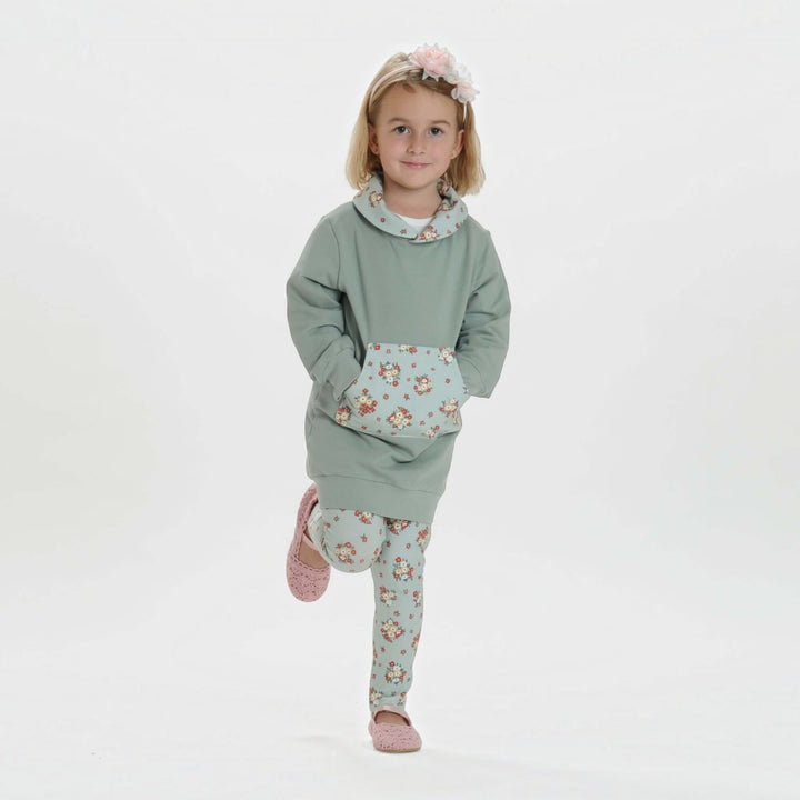 Kinder Hoodie PDF Schnittmuster ARWEN – Tunika mit Kapuze & Kragen 80/86–140/146, Mädchen in grauem Hoodie mit Blumen.
