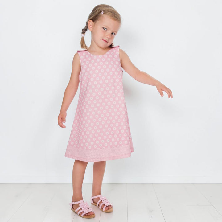Trägerkleid PDF Schnittmuster ANTONIA – 3-in-1 Mädchenkleid 74/80–146/152 in pink mit Polka-Dots getragen von einem kleinen Mädchen.