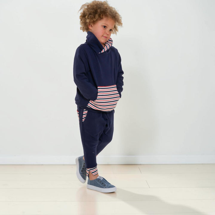 Hoodie Schnittmuster FLY DADO – Kinder Set 80/86–140/146, Hose ab 92/98 in navy mit Kängurutasche.