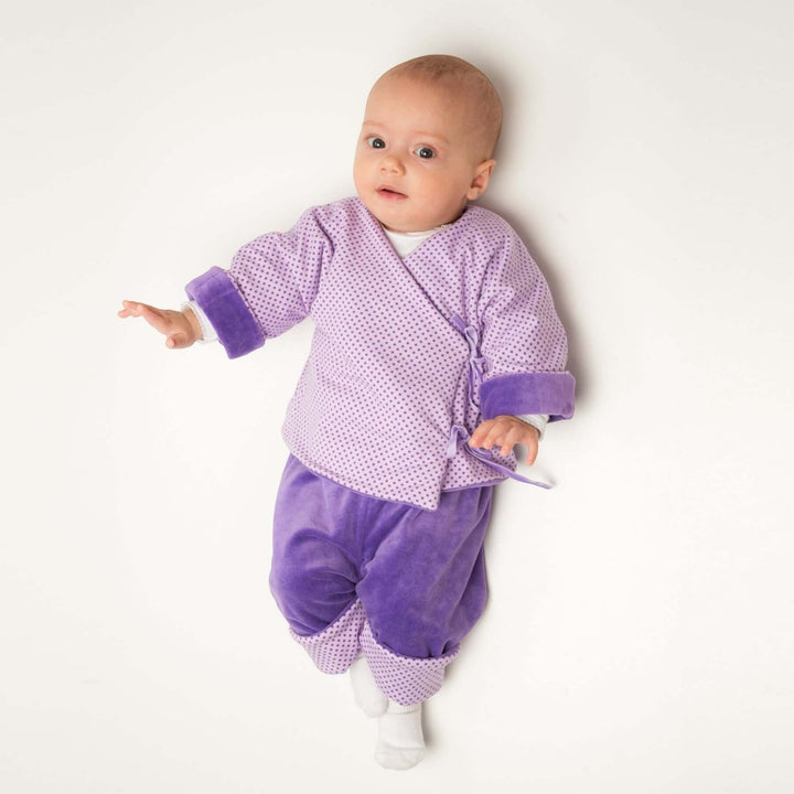 Babyjacke PDF Schnittmuster FIORINO – 3-in-1 Wickeljacke 50/56–86/92, lila Wickeljacke für Babys, aus weichem Stoff.