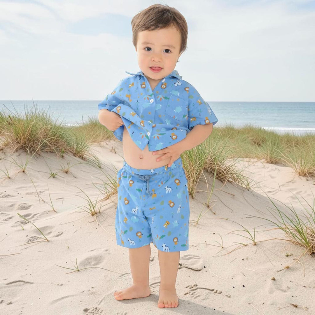Schnittmuster Baby Hemd & Hose TOM NOAH PDF - Jungen in sommerlichem Outfit mit Hemd und kurzer Hose.