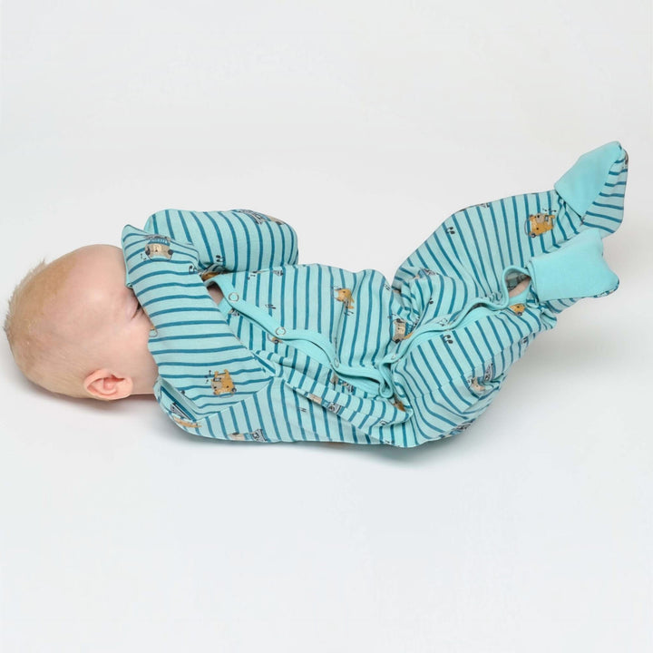 Baby Strampler PDF Schnittmuster DAVID – Schlafanzug mit Umschlagbündchen 50/56–98/104: Baby im gestreiften Strampler.