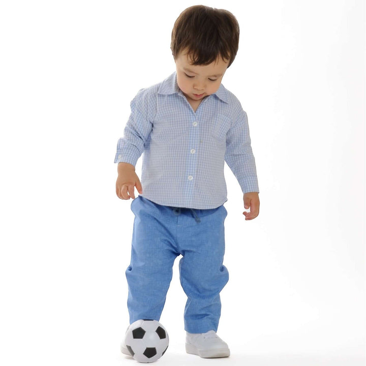 Schnittmuster Baby Hemd & Hose TOM NOAH PDF - Baby in kariertem Hemd und blauen Hosen, spielt mit einem Fußball.