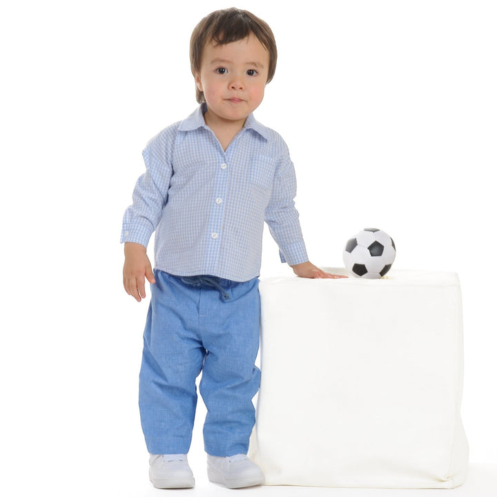 Schnittmuster Hose für Baby und Kinder NOAH lang u. kurz, Junge in blauer Hose und Hemd mit Fußball.