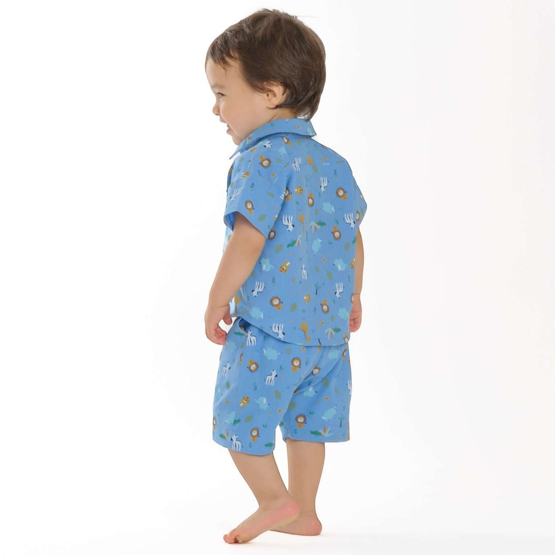 Schnittmuster Baby Hemd & Hose TOM NOAH PDF - Baby in blauer Hemd-Hose-Kombination mit Tiermotiven