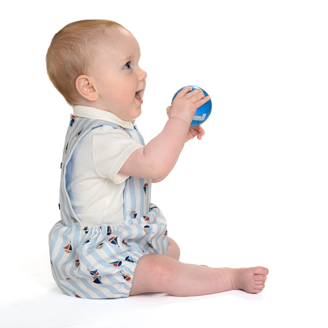 Schnittmuster Baby Latzhose Marco Kurzoverall  PDF | Sommer-Strampler | Größe 50–92 | Baby in Blasenstil Overall mit Ball