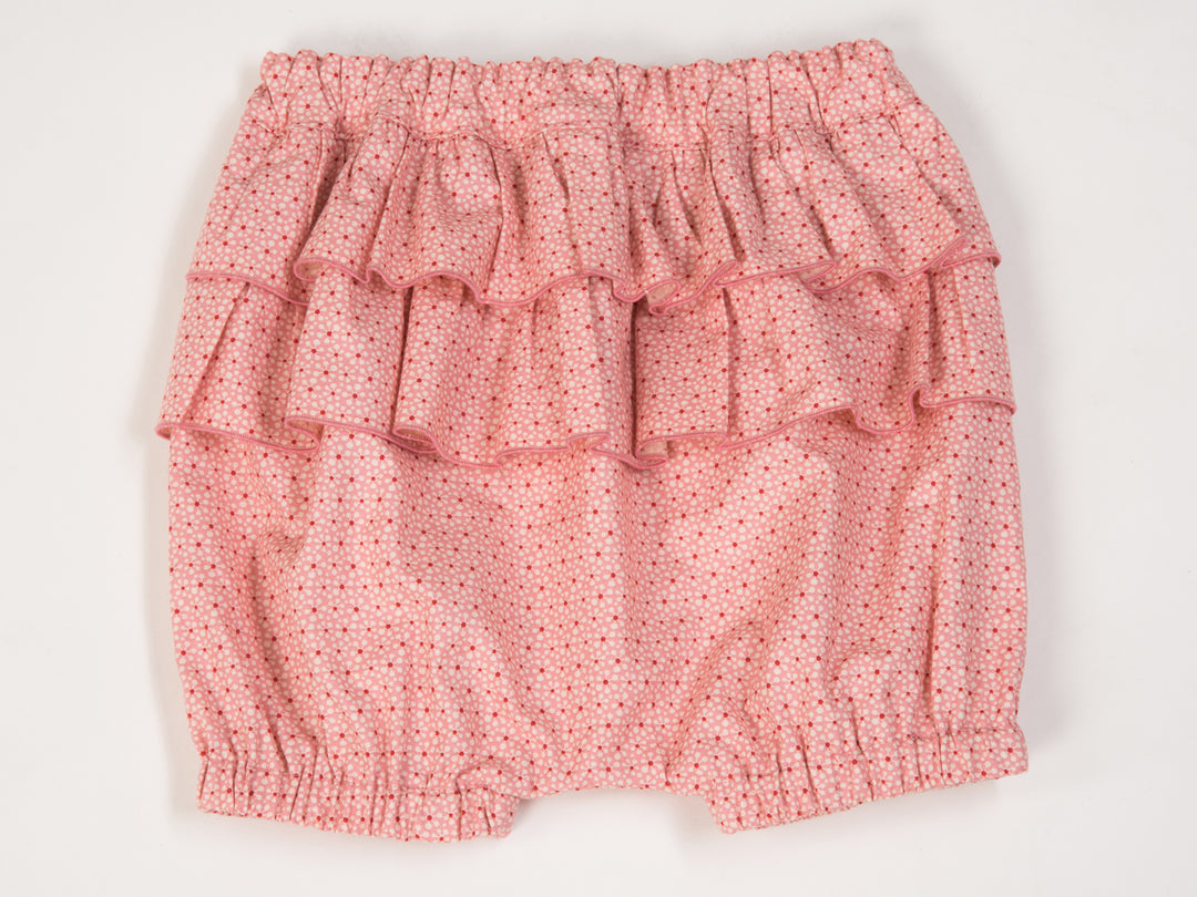 Schnittmuster Baby Twinset Babykleid Hängerchen und Pumphose CLARA EMI – niedliche Rüschenshorts in zartem Rosa.