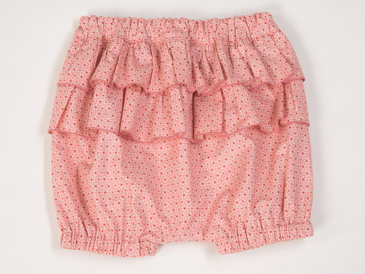 Schnittmuster Baby Twinset Babykleid Hängerchen und Pumphose CLARA EMI – niedliche Rüschenshorts in zartem Rosa.