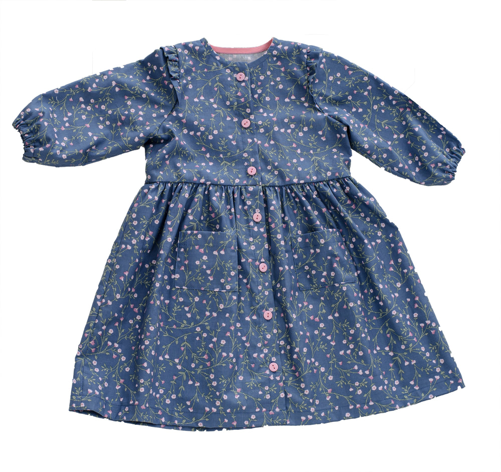 Schnittmuster Sommer Mädchenkleid MIMI Langarm in blau mit Blumenmuster und Knopfleiste für Größe 6M–7J.