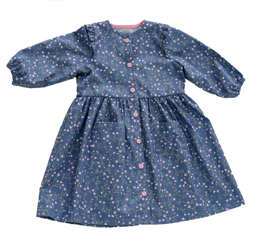 Schnittmuster Sommer Mädchenkleid MIMI Langarm in blau mit Blumenmuster und Knopfleiste für Größe 6M–7J.