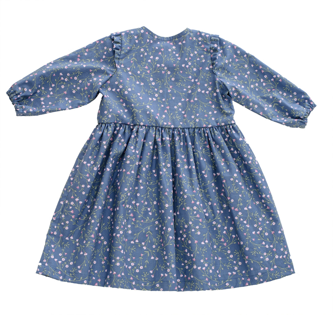 Schnittmuster Sommer Mädchenkleid MIMI Langarm in blauem Stoff mit floralem Muster. Größe 6M–7J.