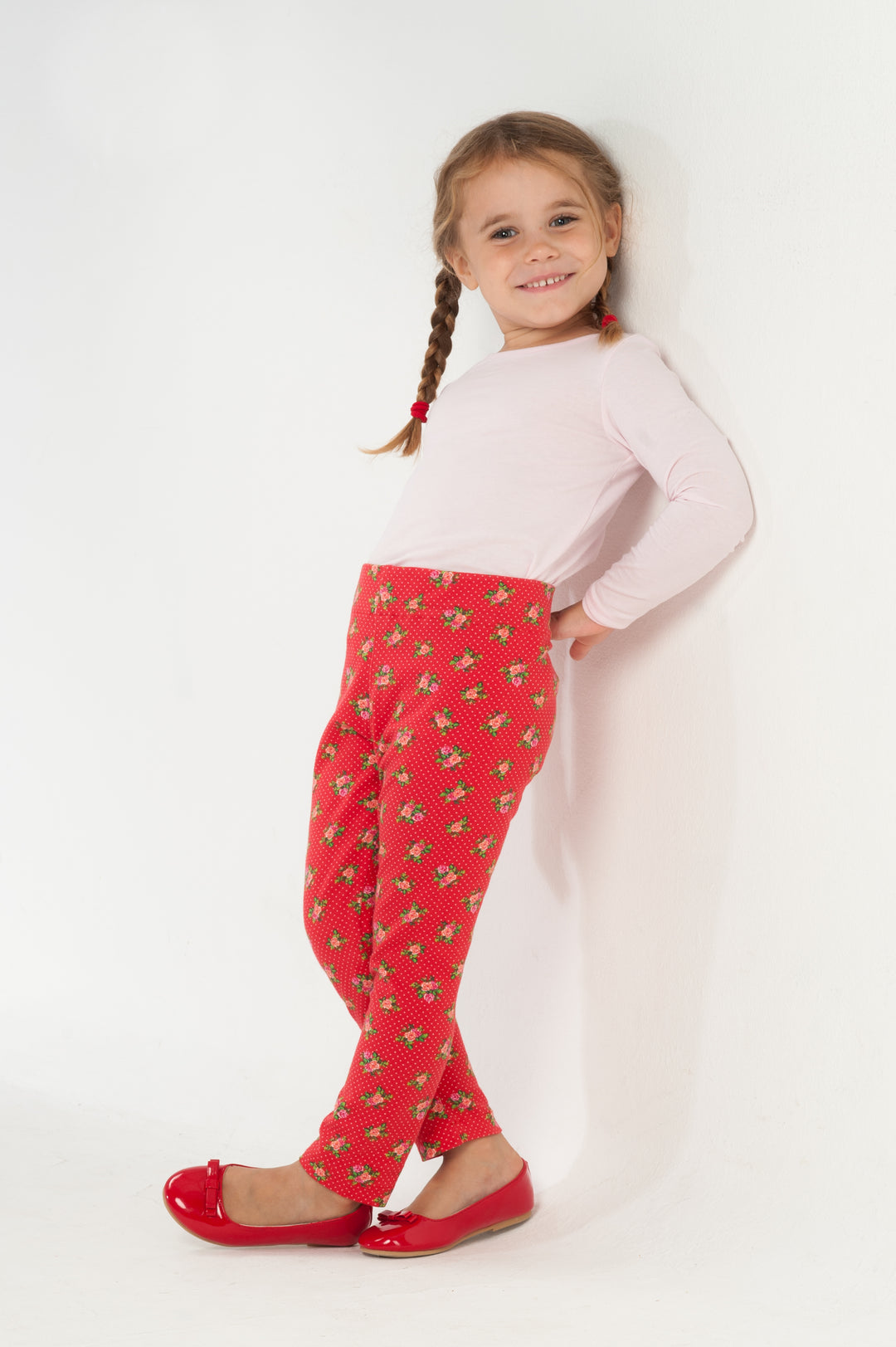 Mädchen in roten Baby Kinder Leggings, die mit dem Schnittmuster Baby Kinder Leggings genäht sind.