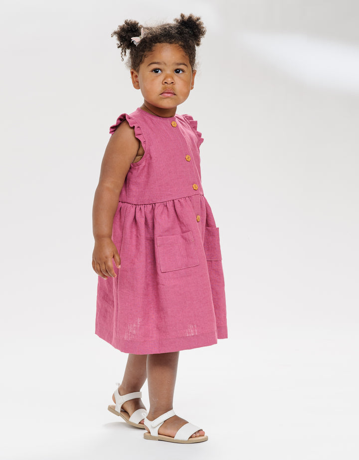 Schnittmuster Sommer Mädchenkleid MIMI Langarm od. Ärmellos Gr. 6M–7J, pinkes Kleid mit Rüschen und Knopfleiste.