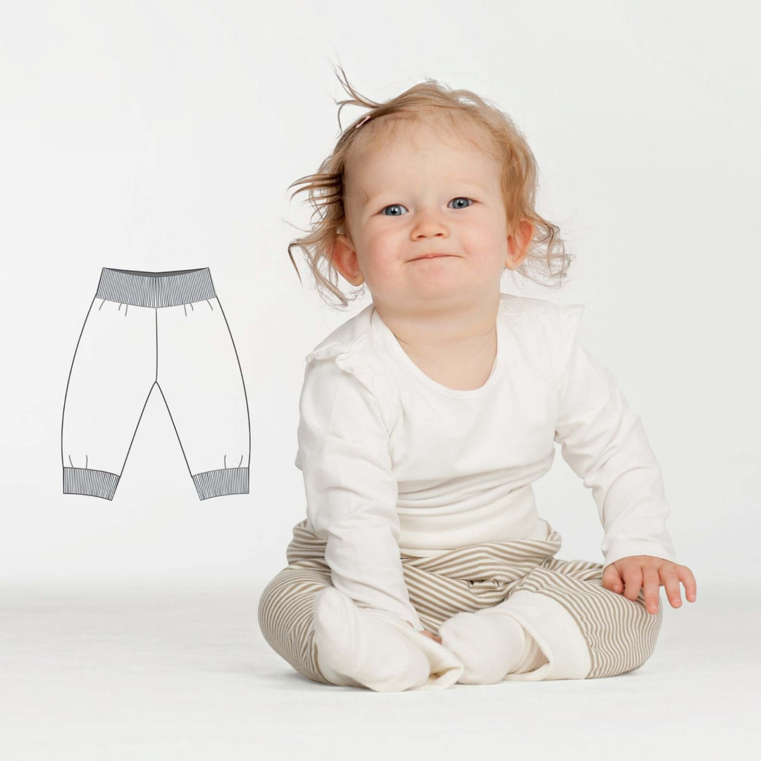 Baby Wendehose PDF Schnittmuster LUCCA – Jerseyhose mit Bündchen 62/68–98/104, Baby trägt wendbare Hose.