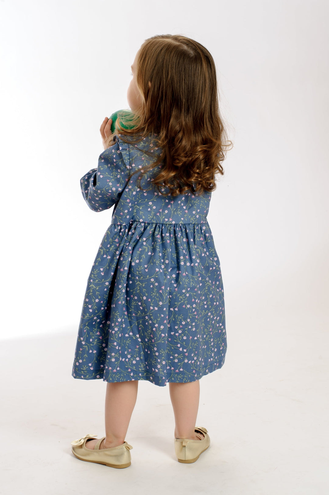 Schnittmuster Sommer Mädchenkleid MIMI in Baumwolle, Mädchen mit Langarm und Rüschen, Größe 6M–7J.