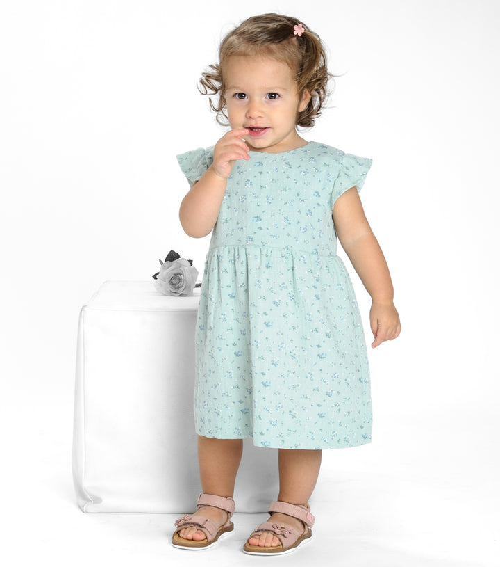 Schnittmuster Retro Kleid für Mädchen ELLA mit langen Ärmeln, süßes Kindermode Beispiel in hellblauer Farbe.