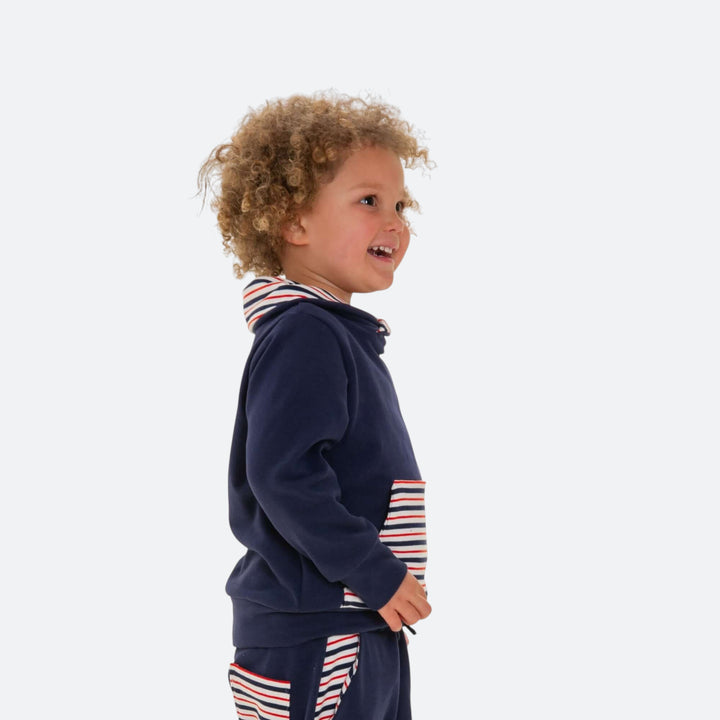 Kinder Hoodie PDF Schnittmuster FLY – 2-in-1 mit Kapuze & Kragen 80/86–140/146, Kind in Kapuzenhoodie mit Kängurutasche.