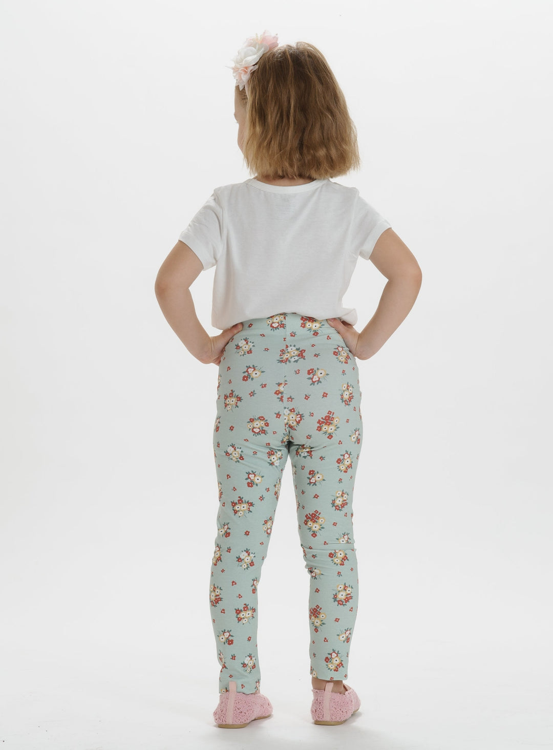 Schnittmuster Baby Kinder Leggings, Mädchen in floralen Leggings, bequeme Kinderbekleidung im Alltag.