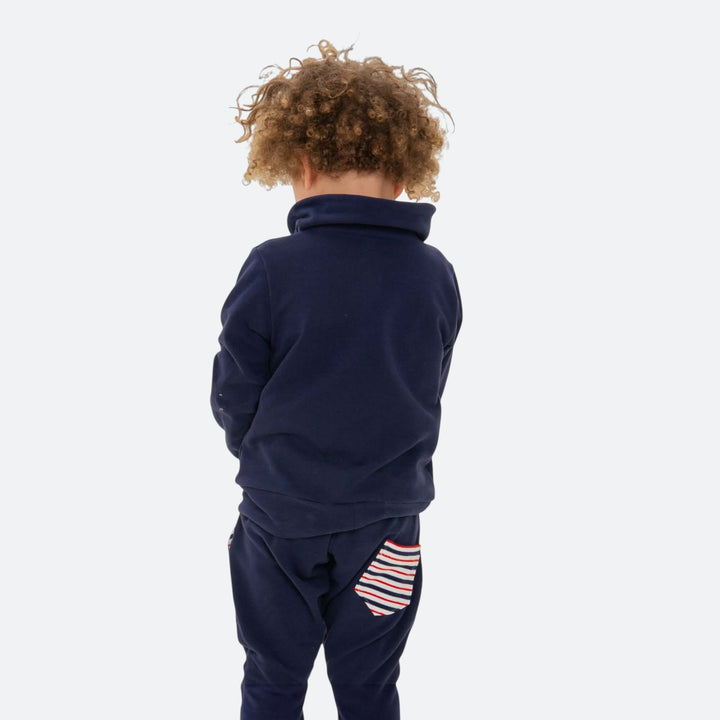 Kinder Hoodie PDF Schnittmuster FLY – 2-in-1 mit Kapuze & Kragen 80/86–140/146 in navy color, featuring a cozy collar.