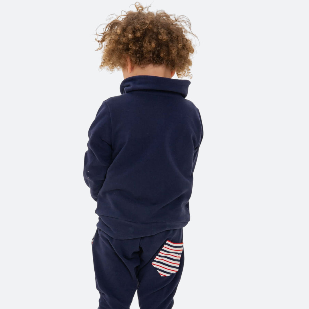 Kinder Hoodie PDF Schnittmuster FLY – 2-in-1 mit Kapuze & Kragen 80/86–140/146 in navy, Rückenansicht eines Kindes.