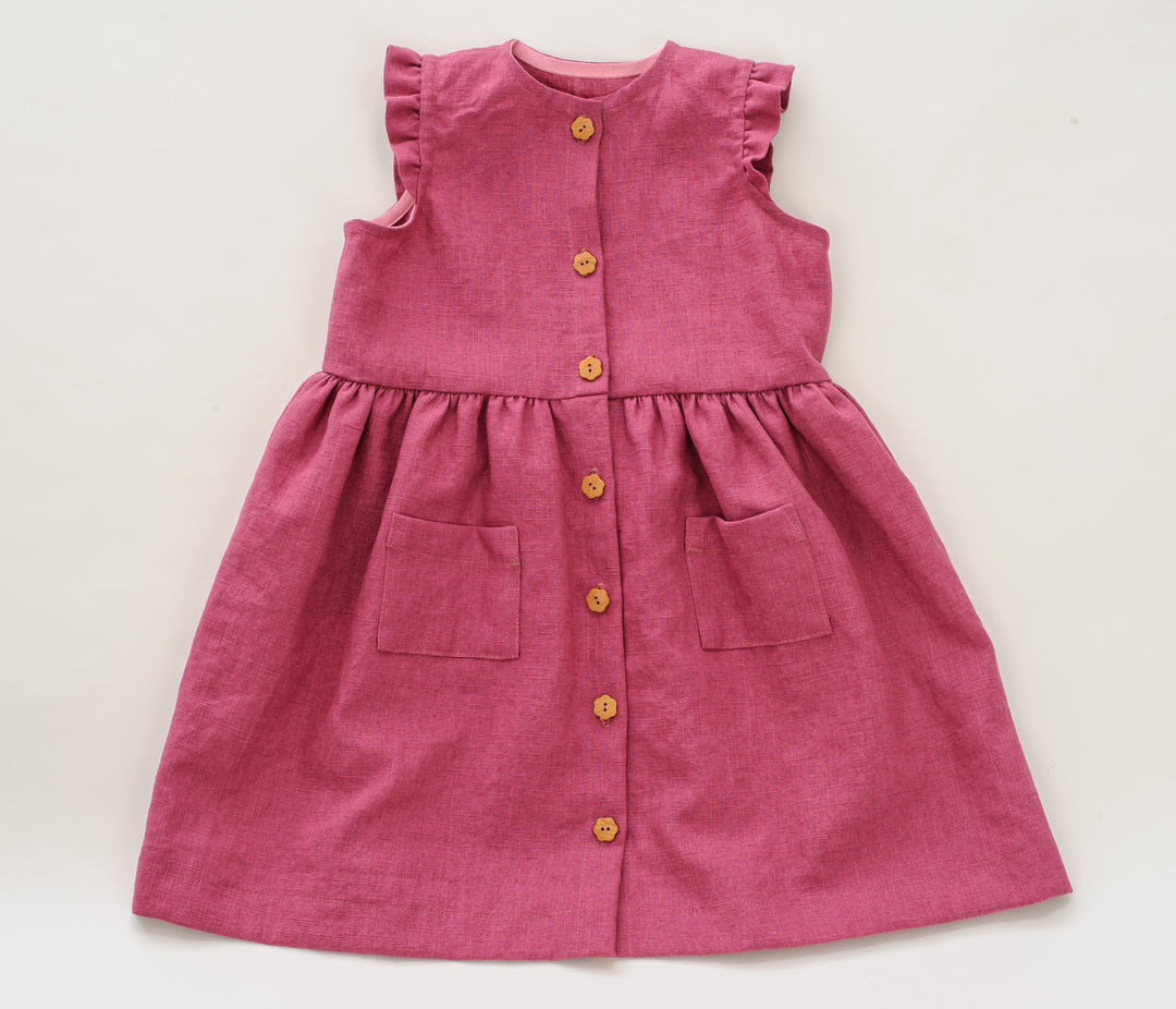 Schnittmuster Sommer Mädchenkleid MIMI Langarm od. Ärmellos Gr. 6M–7J in Pink mit Rüschen und Taschen