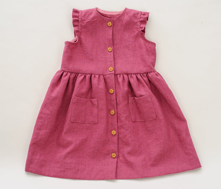 Schnittmuster Sommer Mädchenkleid MIMI Langarm od. Ärmellos Gr. 6M–7J in Pink mit Rüschen und Taschen
