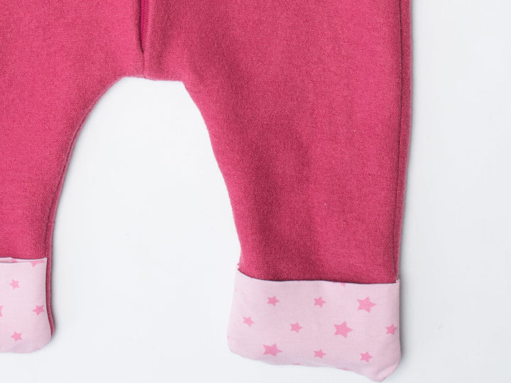 Digitales Nähmuster Baby Kleidung Design PDF Download Jumpsuit Kollektion Säuglingskleidung Nähprojekt Bundle Größenbereich Ein Monat bis Achtzehn Monate Reißverschluss Design Optionen Bündchen Variationen Komplette Anleitung Sofortiger Download Format